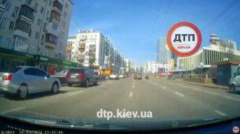 Аварийная ситуация в Киеве на улице большая Васильковская: мотороллер поехал поперёк через все полосы